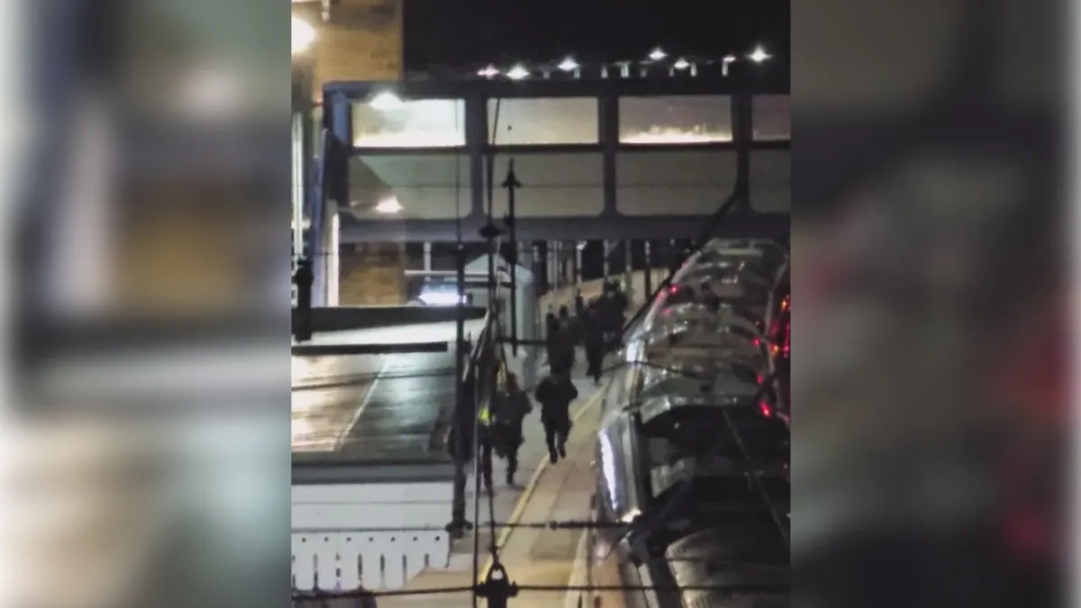 İngiltere’de trende bıçaklı saldırı: 10 yaralı haberinin görseli