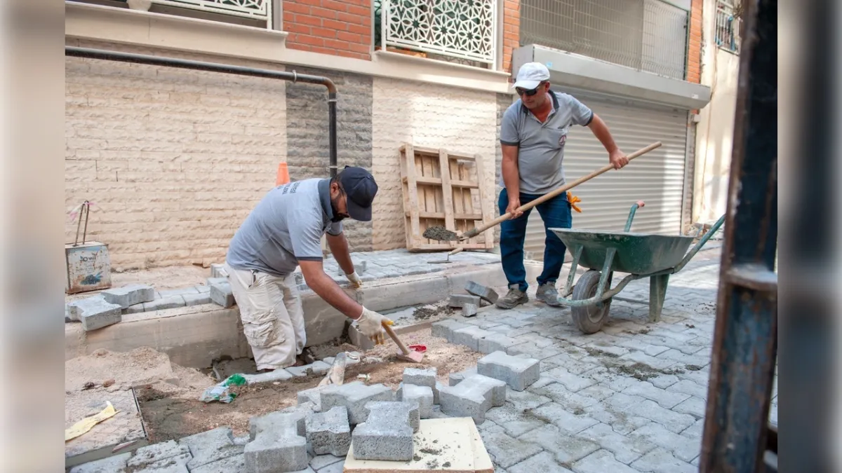 Karşıyaka’da yol bakım mesaisi  haberinin görseli