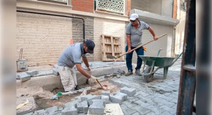 Karşıyaka’da yol bakım mesaisi 