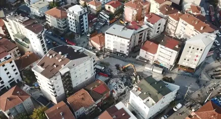 Kocaeli’de çöken apartmanın bulunduğu bölgede çalışmalar sürüyor