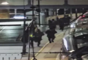 Trende bıçaklı saldırı: Çok sayıda yaralı var