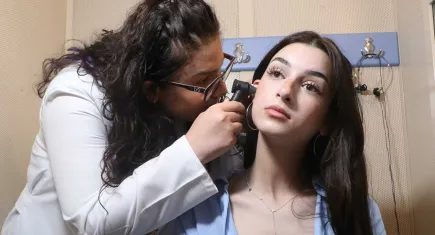 Yanlış ilaçla işitme yetisini kaybetti, tedavi olduğu hastanede doktor oldu