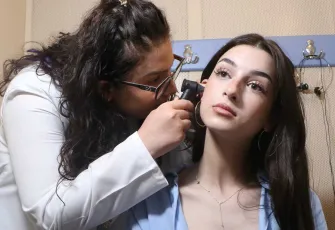 Yanlış ilaçla işitme yetisini kaybetti, tedavi olduğu hastanede doktor oldu