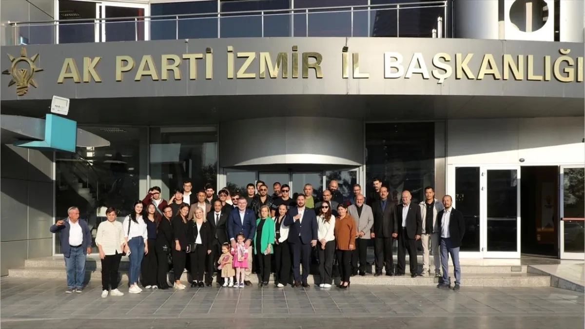 AK Parti İzmir İl Başkanı Saygılı’dan Türkmen Vatandaşlara Rozet Töreni haberinin görseli