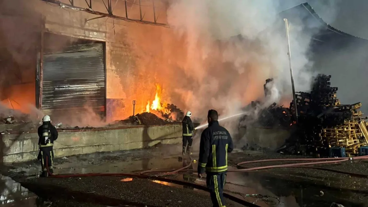 Antalya’da meyve-sebze paketleme fabrikasında yangın haberinin görseli