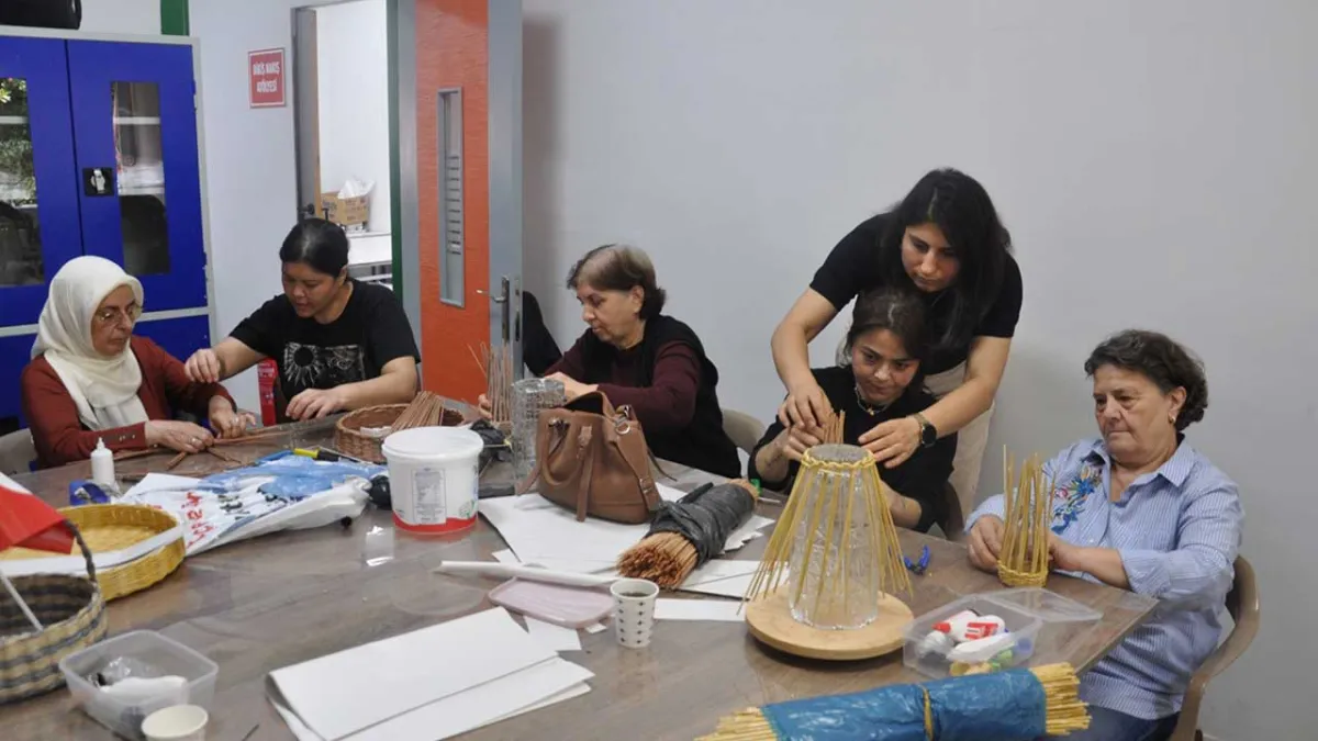 Bayındır’da kadınlar kurslarla meslek sahibi oluyor haberinin görseli