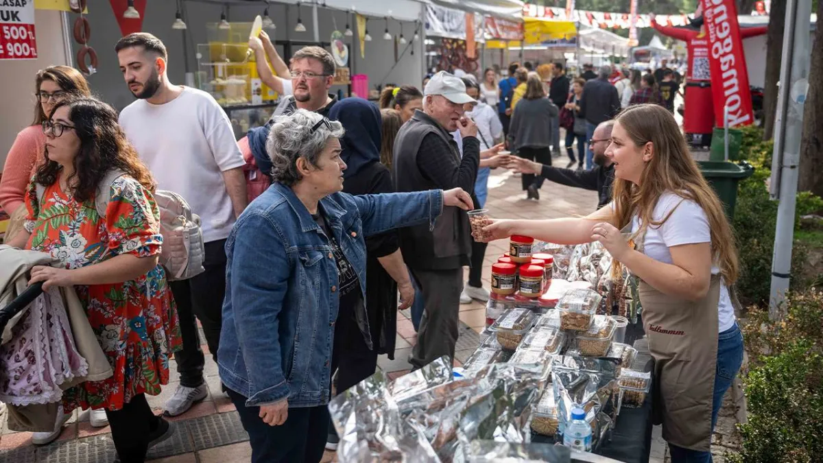 Bornova’da Dayanışma Rüzgarı: Bi Hayat Fest binleri bir araya getirdi haberinin görseli