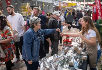 Bornova’da Dayanışma Rüzgarı: Bi Hayat Fest binleri bir araya getirdi