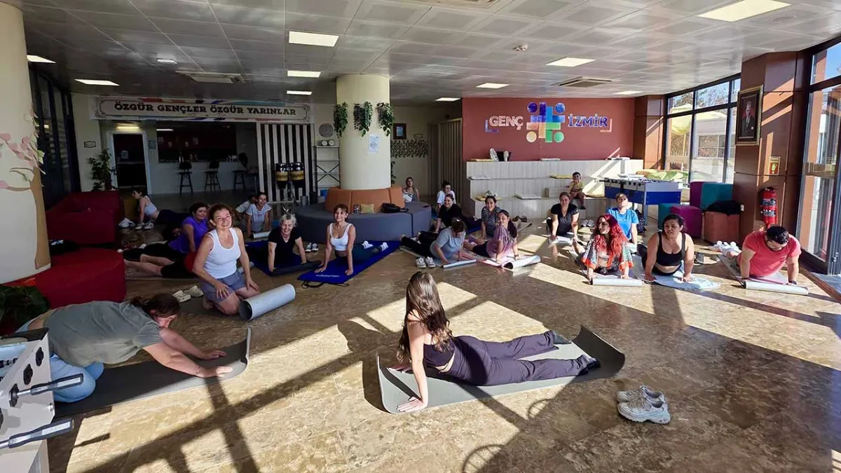 İzmirli gençler ‘Yoga Saati’nde buluştu haberinin görseli