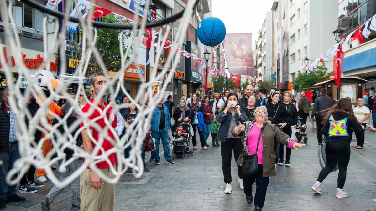 Karşıyaka’da renkli anlar: Hergele Meydanı’nda basketbol keyfi  haberinin görseli