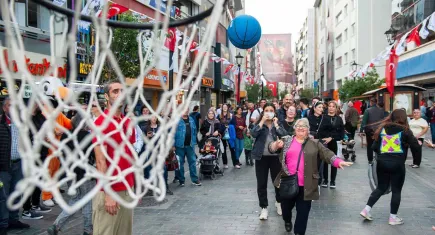 Karşıyaka’da renkli anlar: Hergele Meydanı’nda basketbol keyfi 