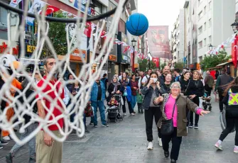 Karşıyaka’da renkli anlar: Hergele Meydanı’nda basketbol keyfi 