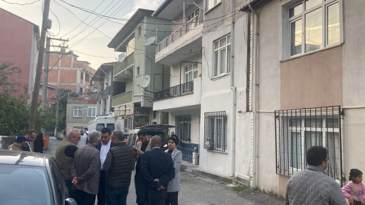 Kocaeli'de binaların kolonları çatladı: Vatandaşlar geceyi dışarda geçirdi haberinin görseli