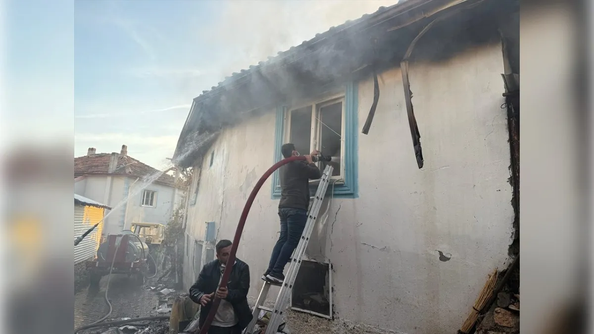 Kütahya'da yangın: Evler ve ahır alevlere teslim oldu haberinin görseli