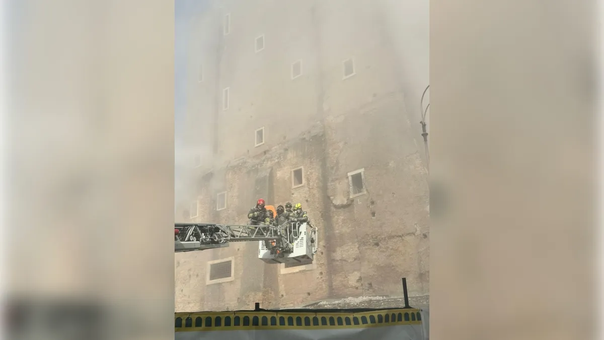Tarihi Torre dei Conti Kulesinde kısmi çökme: 4 yaralı haberinin görseli