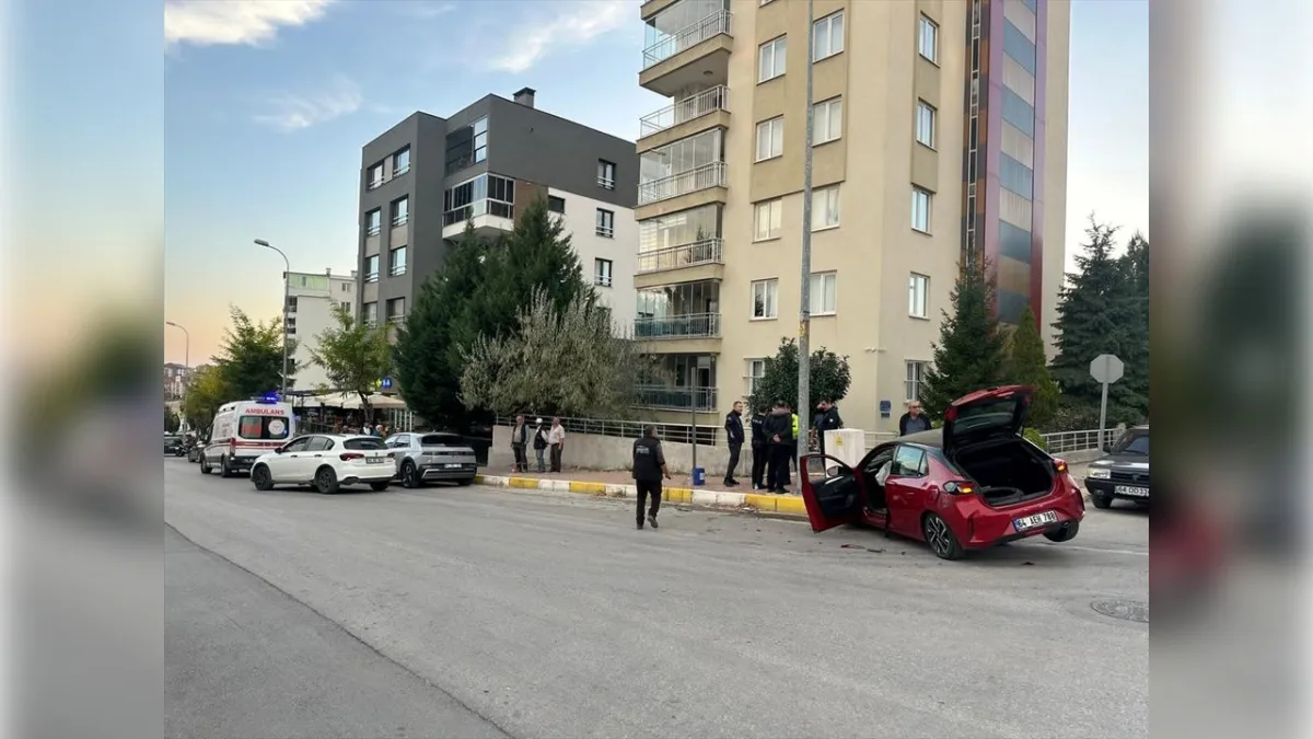 Uşak'ta iki otomobil çarpıştı: Anne ve kızı yaralandı haberinin görseli