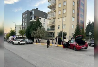 Uşak'ta iki otomobil çarpıştı: Anne ve kızı yaralandı