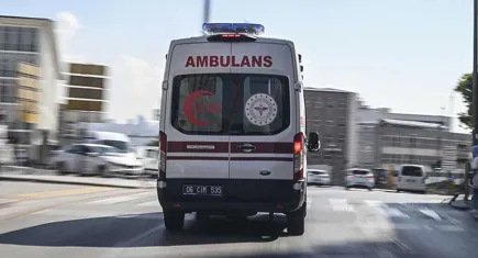 Çocuklarının gözü önünde kendi boğazını kesti!