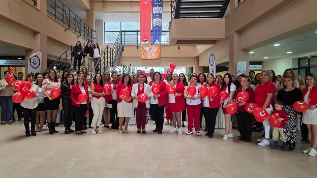 Ege Üniversitesinde balonlar cumhuriyet için havalandı haberinin görseli