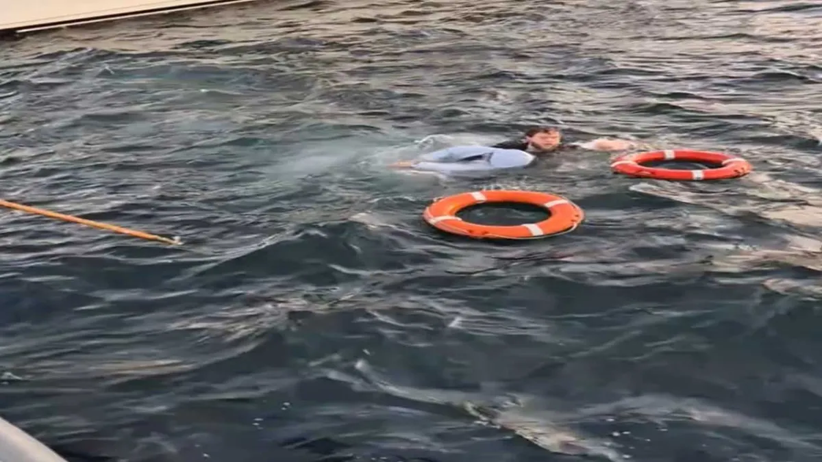 İstanbul Boğazı'nda kahramanlık! Vapurdan düşen turisti hiç düşünmeden denize atlayıp kurtardı haberinin görseli