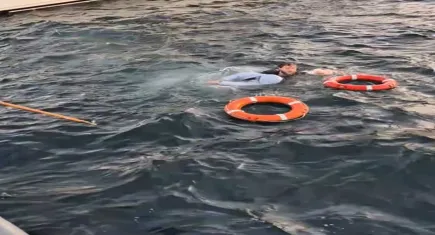 İstanbul Boğazı'nda kahramanlık! Vapurdan düşen turisti hiç düşünmeden denize atlayıp kurtardı