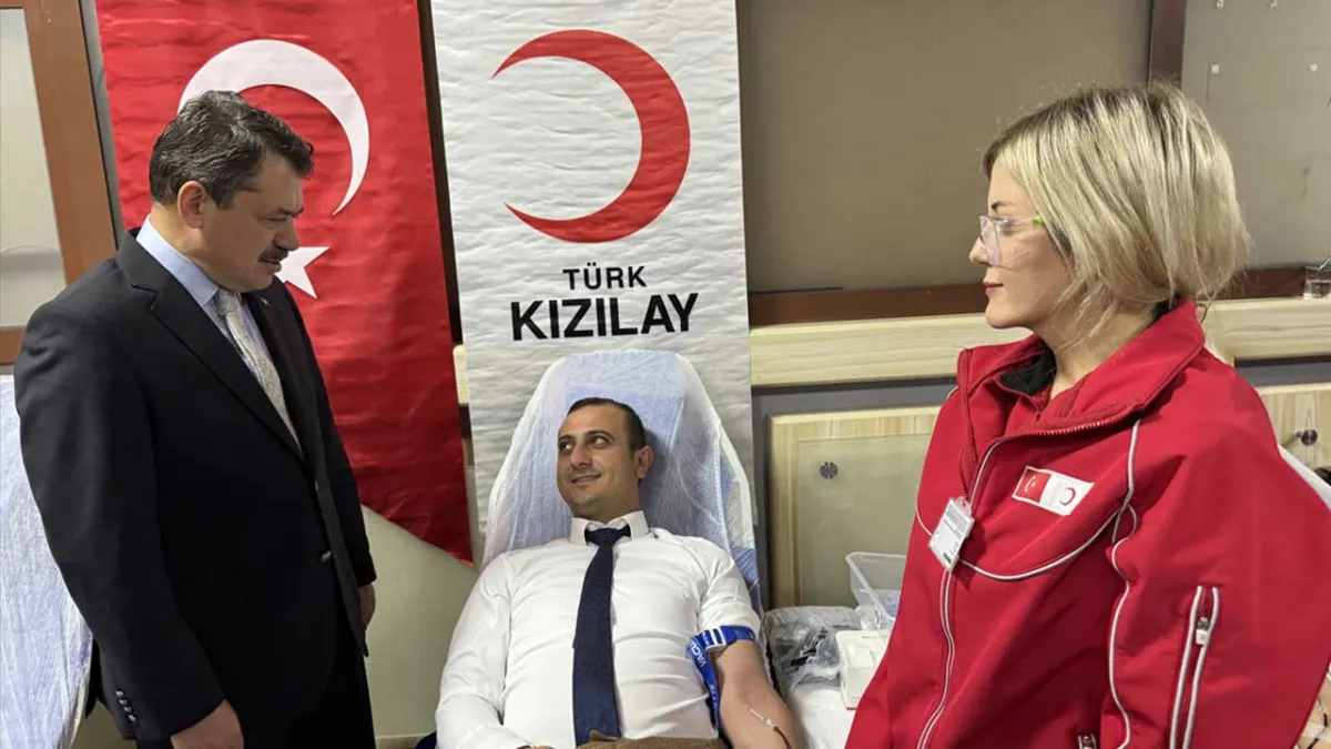 İzmir Adliyesi çalışanlarından Kızılay’a kan bağışı haberinin görseli