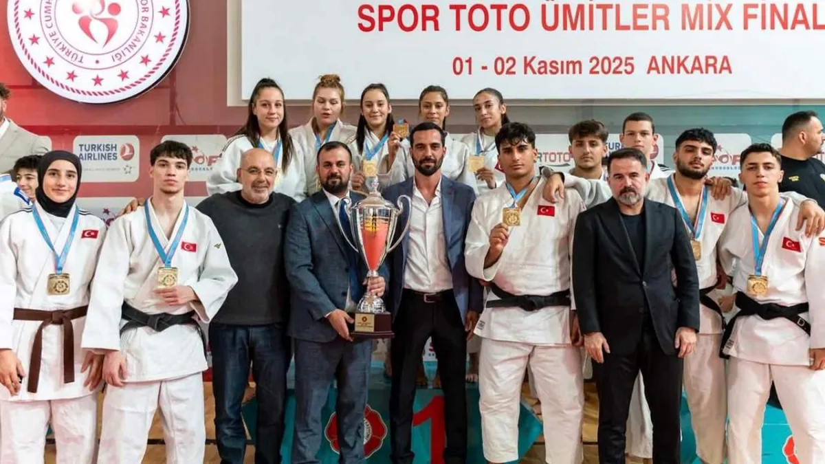 İzmir Büyükşehir Belediyesi Judo Takımı namağlup şampiyon haberinin görseli