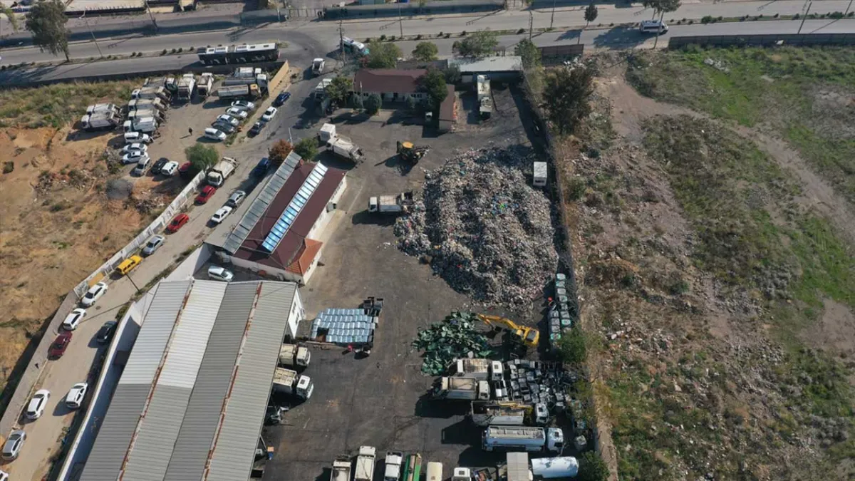 İzmir’de kentsel dönüşüm alanına çöp dökülmesine tepki haberinin görseli