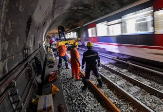 İzmir Metrosunda gece mesaisi: Hedef 700 metre ray değişimi
