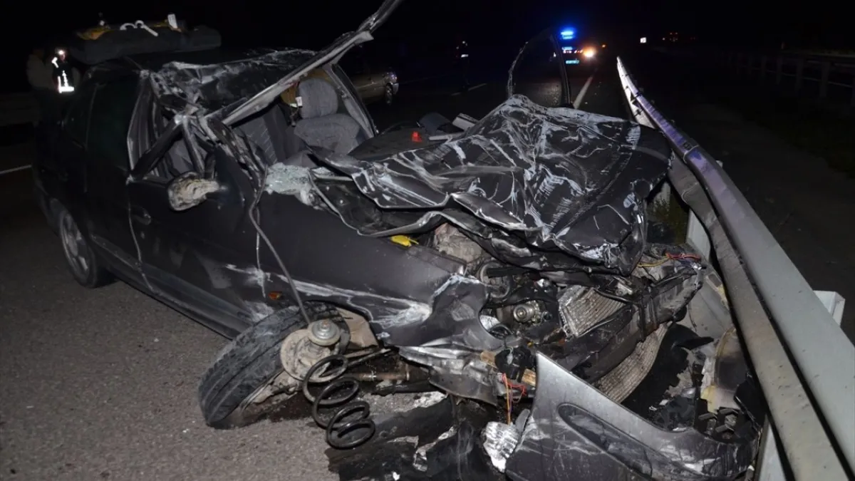 Kütahya’da feci kaza! Otomobil tıra arkadan çarptı: Sürücü olay yerinde hayatını kaybetti haberinin görseli