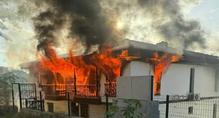 Muğla'da dehşet anları: Ev yakan saldırgan, 2 jandarmayı bıçakla yaraladı