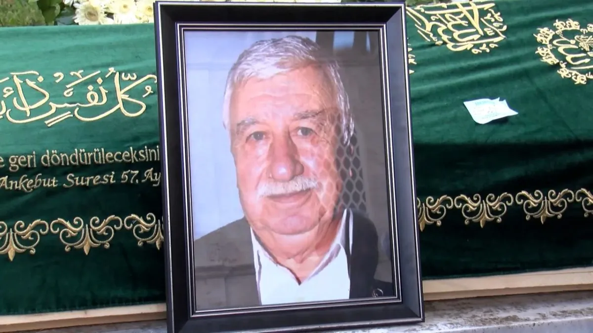 Usta oyuncu Ahmet Gülhan toprağa verildi haberinin görseli