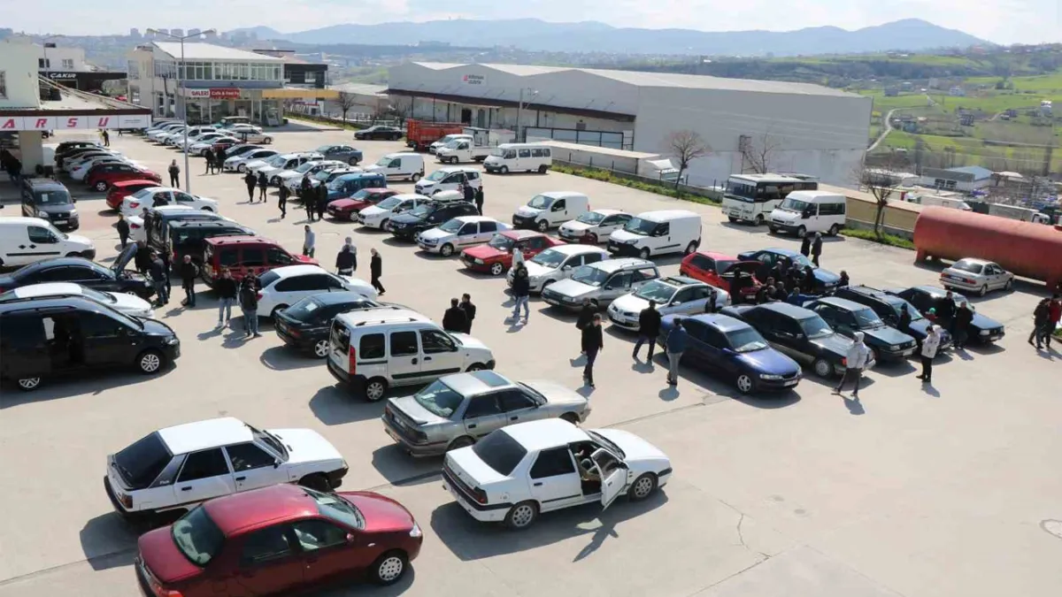 Araç sahiplerine kritik duyuru: Zorunlu trafik sigortasında yeni azami prim tarifesi açıklandı|Aracı trafiğe çıkarmak 15 bin liradan başlıyor haberinin görseli