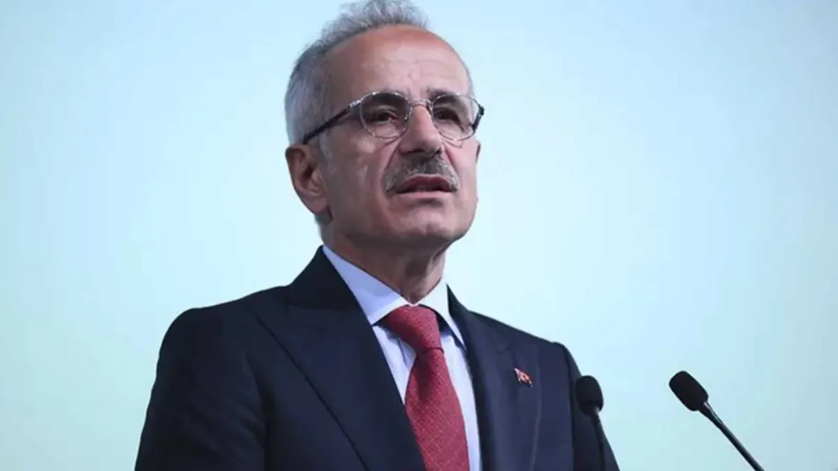 Bakan Uraloğlu, Gebze'de çöken binayla ilgili konuştu haberinin görseli