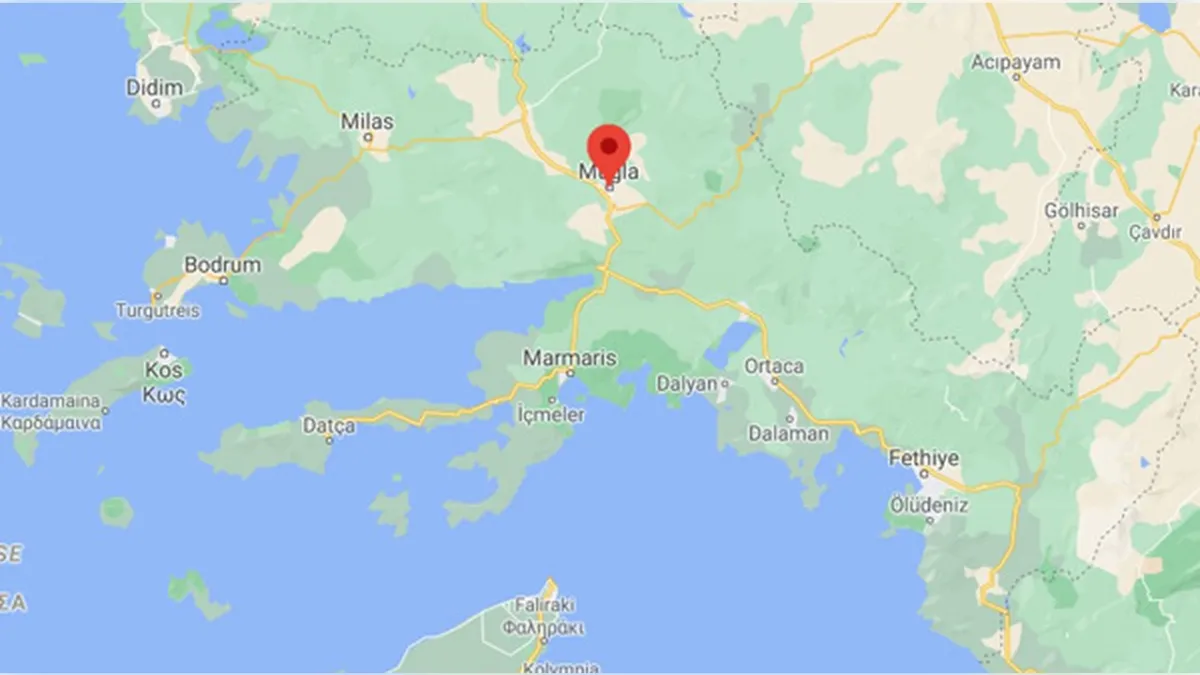 Bodrum’da susuzluğa tepki: Meydanda leğende saçını yıkadı haberinin görseli