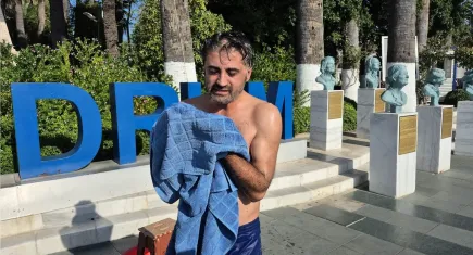 Bodrum’da susuzluğa tepki: Meydanda leğende saçını yıkadı