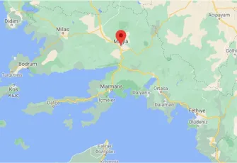 Bodrum’da susuzluğa tepki: Meydanda leğende saçını yıkadı