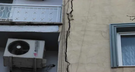 Deprem riski taşıyan binalar iki yıldır yıkılmadı