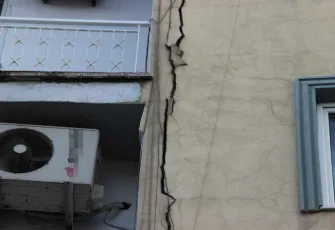 Deprem riski taşıyan binalar iki yıldır yıkılmadı