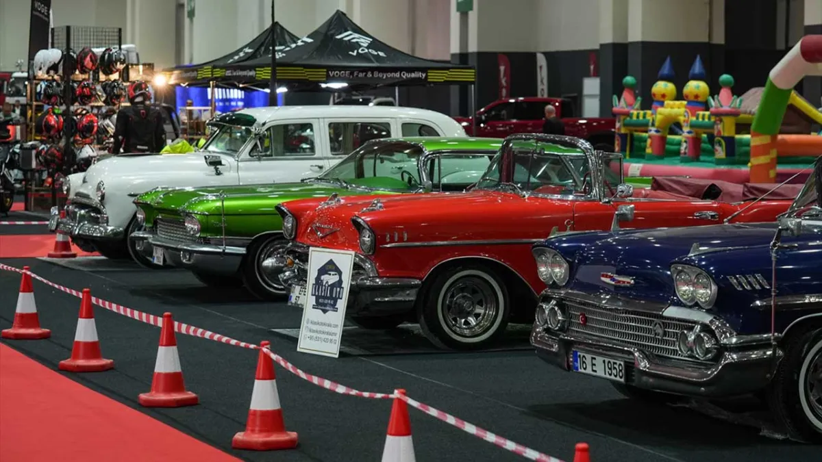 İzmir'de Motorlu Araçlar Fuarı kapılarını açtı haberinin görseli