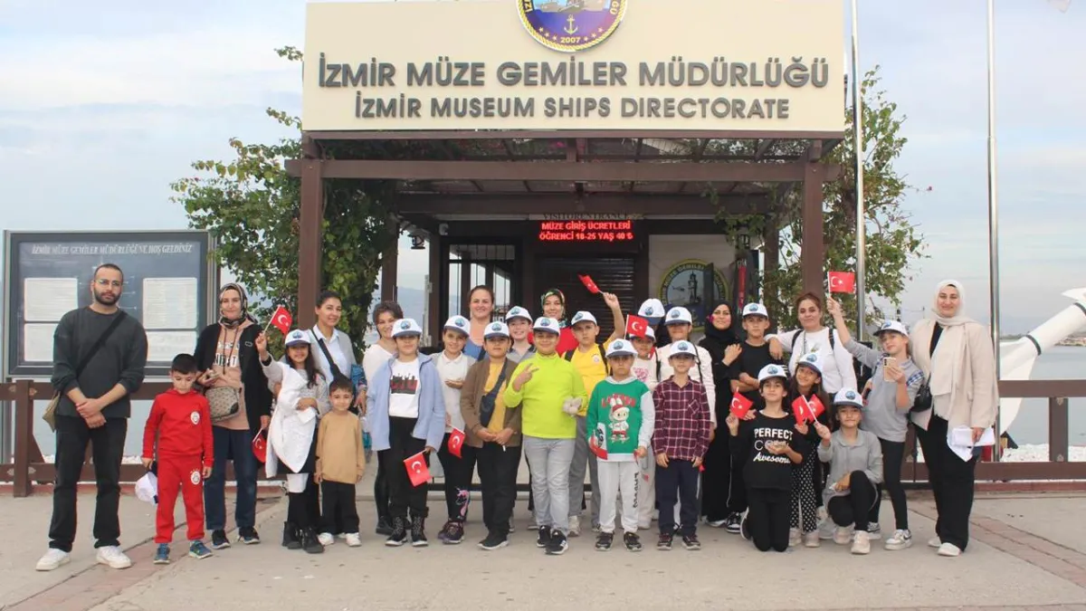 İzmir’de öğrenciler dil becerilerini gezerek pekiştiriyor haberinin görseli