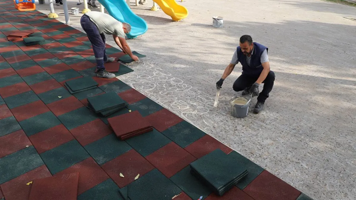 Menderes’te çocuk parklarına yeni kauçuk zemin haberinin görseli