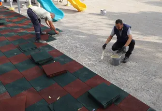 Menderes’te çocuk parklarına yeni kauçuk zemin