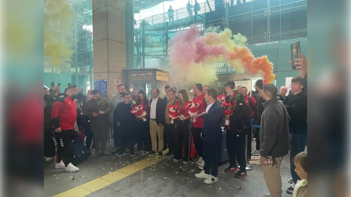 Dünya Şampiyonu Tekvando Milli Takımı Ankara’da Mehterle Karşılandı haberinin görseli