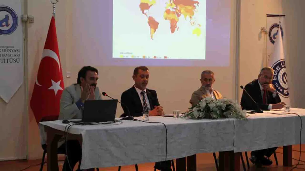 Ege Üniversitesi'nde cumhuriyetin inşasında tarım, nüfus ve ekonominin rolü tartışıldı