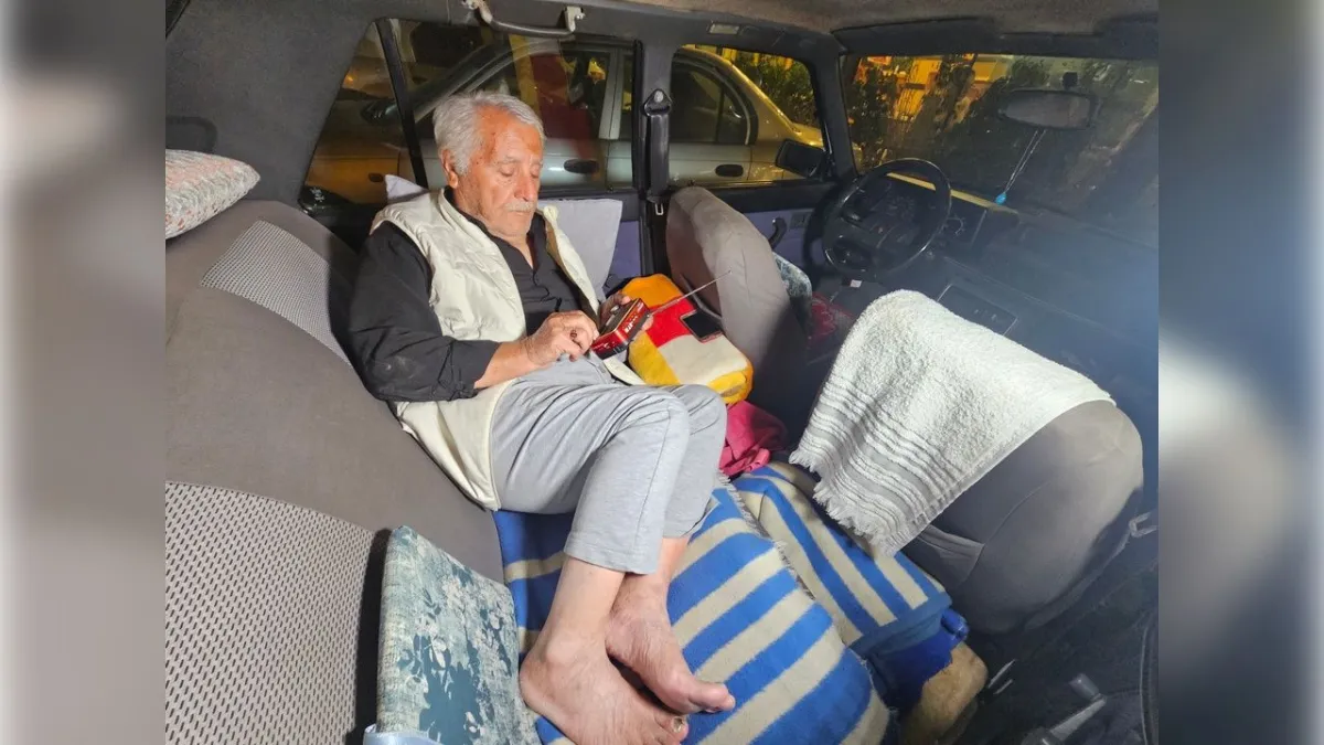 Eşini kaybeden Fethi amca 5 yıldır otomobilde yaşıyor: Çocuklarım annelerinin cenazesine bile gelmedi haberinin görseli