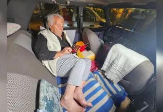 Eşini kaybeden Fethi amca 5 yıldır otomobilde yaşıyor: Çocuklarım annelerinin cenazesine bile gelmedi