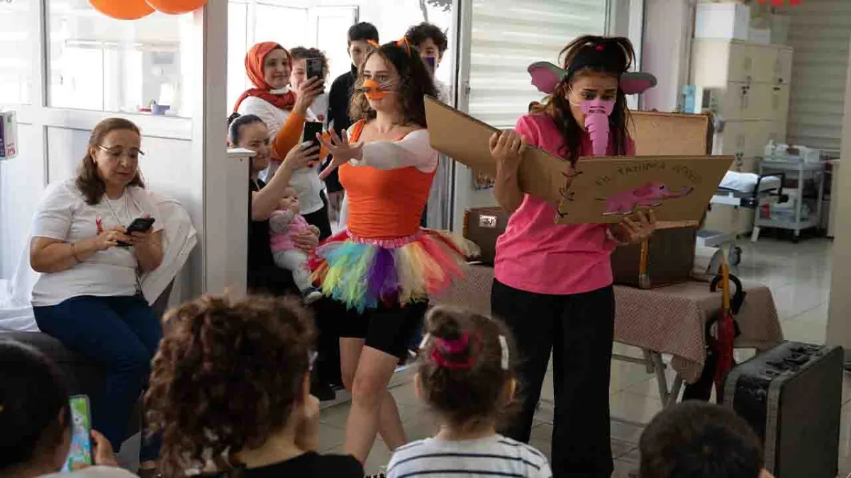 İzmir Şehir Tiyatroları’ndan minik hastalara moral haberinin görseli