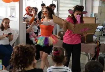 İzmir Şehir Tiyatroları’ndan minik hastalara moral