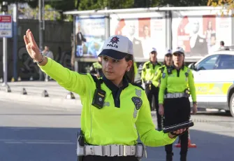 Kadın trafik polisleri İzmir’in yollarında güvenliği sağlıyor